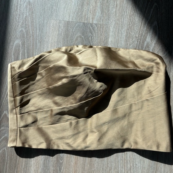 NWT. Size 6. Banana Republic Tan Satin Cropped Top. Straps included. - Picture 5 of 8